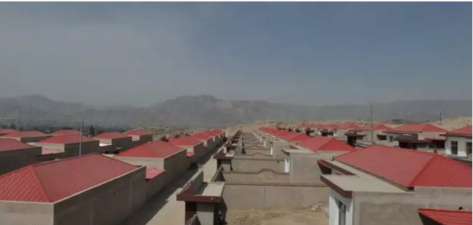  དཀར་མཛེས་རྫོང་གི་དབུལ་སྐྱོར་གནས་སྤོ་དུད་ཚང་དགའ་སྤྲོའི་ངང་ནས་ཁང་གསར་དུ་སྤོས།