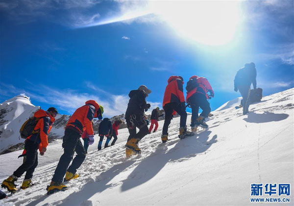 བོད་ལྗོངས་ཀྱི་རི་འཛེག་ལ་དགའ་མཁན་གྱིས་གངས་འཁྱག་རྩལ་ནུས་སྦྱོང་བརྡར་བྱས་པ། 