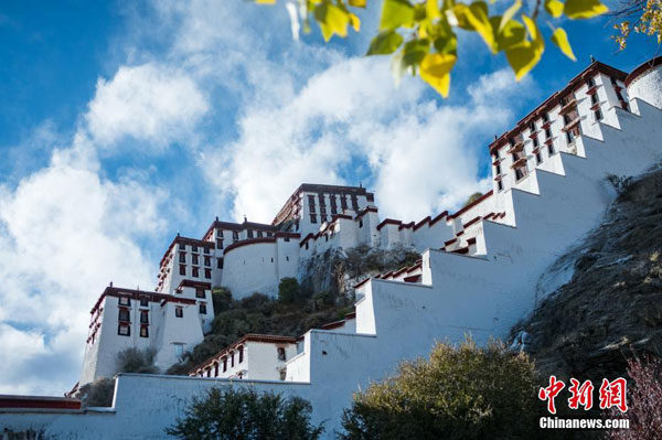 ཕོ་བྲང་པོ་ཏ་ལར་དཀར་རག་གསོལ་བ་ལེགས་འགྲུབ་བྱས་པ།