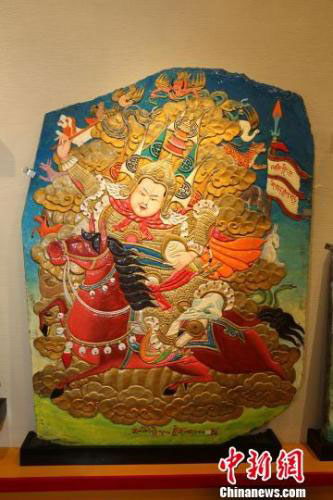  ལྷོ་ནུབ་མི་རིགས་སློབ་ཆེན་མི་རིགས་རྟེན་རྫས་བཤམས་མཛོད་ཁང་གི་གེ་སར་རྟེན་རྫས་བཤམས་མཛོད་ཁང་སྒོ་འབྱེད་པ། 