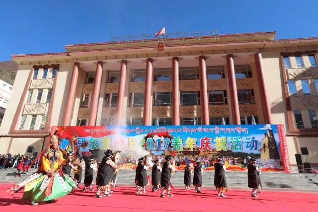 ཆའང་རིགས་མི་དམངས་རྣམས་ལོ་སར་ལ་རོལ་བ། 