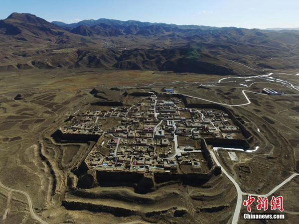    མཁའ་དབྱིངས་ནས་ཀན་སུའུ་བོད་ཁུལ་གྱི་གཡུང་དྲུང་མཁར་ལ་ཐུར་ལྟ་བྱས་པ།
