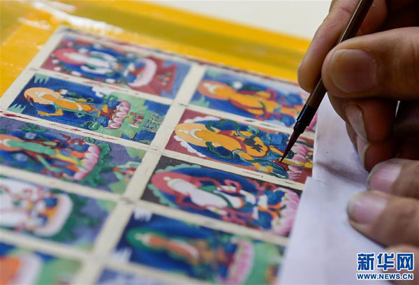 གནའ་བོའི་བར་སྐོར་ཁྲོམ་ལམ་དུ་ཐང་ག་འགྲེམས་འཚོང་བྱེད་པ། 