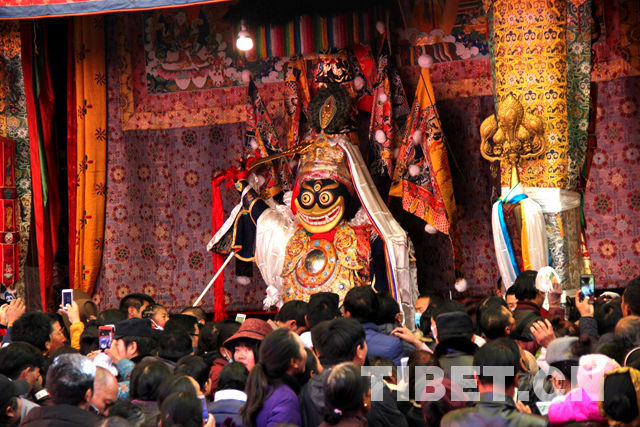  དཔལ་ལྷ་མོའི་དུས་ཆེན་ལ་རོལ་བ།