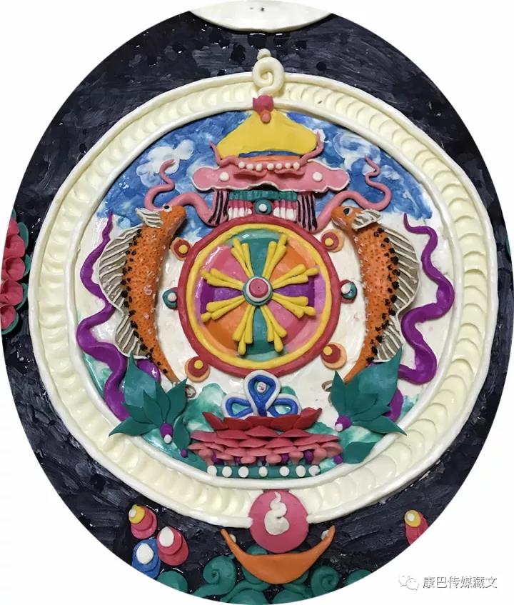དར་མདོ་ས་ཁུལ་གྱི་དད་ལྡན་མང་ཚོགས་ལྔ་མཆོད་ཀྱི་ཆོ་གར་བྲེལ་བཞིན་པ།