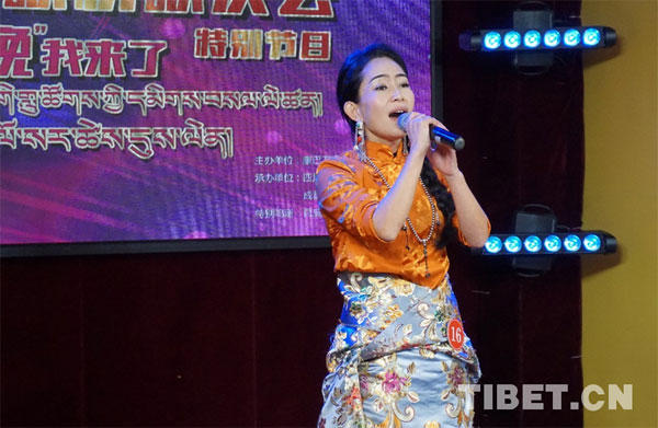 《བོད་ཀྱི་ལོ་གསར་མཉམ་སྤྲོའི་དགོང་ཚོགས། ང་སླེབས་ཡོད་》ཅེས་པའི་གླུ་པ་བཅུ་རིམ་འཕར་བྱུང་བ། 