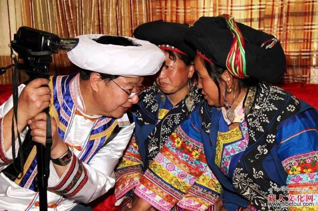 བོད་རིགས་དཔྱོད་ལྡན་ཞིག་ལ་2018ལོའི་ཨ་རིའི་ཆེས་མཐོའི་སྐད་བརྡ་རིག་པའི་བྱ་དགའ་ཐོབ།