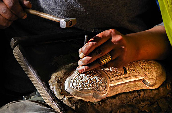 སྲོལ་རྒྱུན་ལག་ཤེས་བཟོ་ལས་ལ་བརྟེན་ནས་ཕྱུག་འགྱུར་འབབ་འཕར་ཡོང་བར་བྱེད།