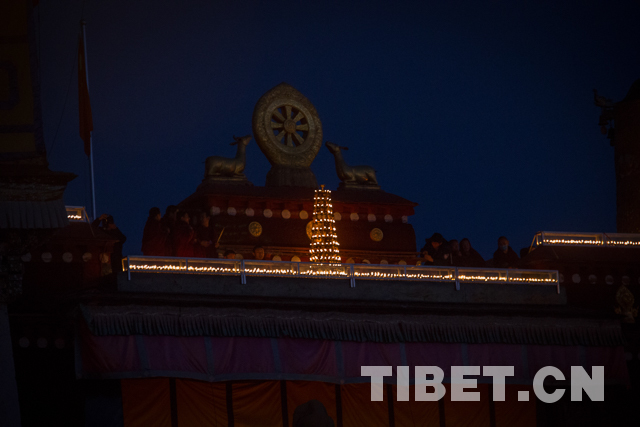 དད་ལྡན་མང་ཚོགས་ཀྱིས་མཆོད་མེ་ཞལ་ཞུས་ནས་དགའ་ལྡན་ལྔ་མཆོད་བསུས།