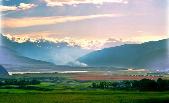 གསེར་ཐར་རྫོང་གིས་སྨན་བཅོས་ཞབས་ཞུའི་ནུས་པ་མཐོར་རུ་བཏང་སྟེ་མང་ཚོགས་ལ་དངོས་ཕན་ཐོགས།