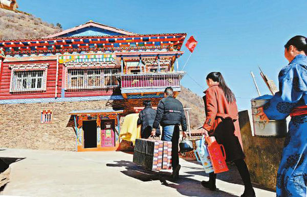 དབུལ་ཕོངས་དུད་ཁྱིམ་དགའ་སྤྲོའི་ངང་ཁང་པ་གསར་པར་སྤོས་པ།
