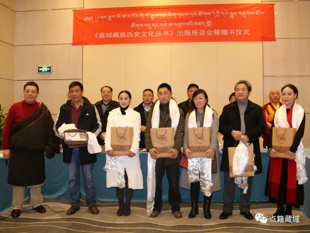  རྒྱལ་རོང་གི་རིག་གནས་དཔེ་ཚོགས་ཀྱི་དཔེ་སྐྲུན་བཞུགས་མོལ་ཚོགས་འདུ་ཁྲེང་ཏུའུ་རུ་འཚོགས།