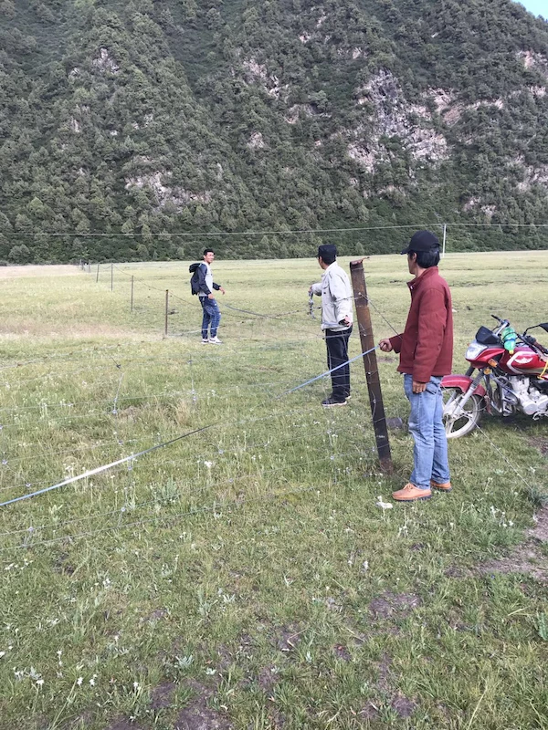 ཨ་ཕྱུག་གྲོང་རྡལ་གྱིས་སྒྲིག་འགལ་གྱི་ལྕགས་ར་ཚོད་འཛིན་བྱས་པ།