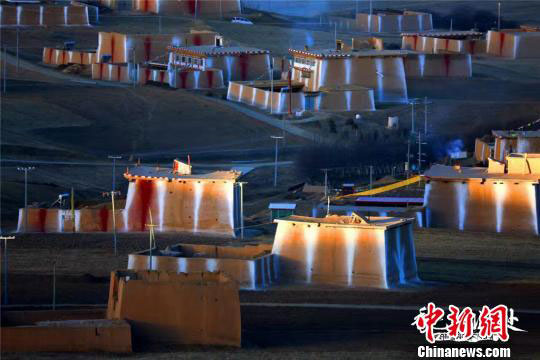 དངོས་བཤུས་གློག་བརྙན་ཆེ་གྲས་ཤམ་བྷ་ལའི་ཞིང་ཁམས་ཞེས་པ་སྟོན་གྲབས་ཡོད་པ། 