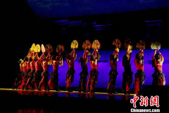 ཞབས་བྲོའི་ཟློས་གར་ཆེ་གྲས་ཐང་ག་ཞེས་པ་པེ་ཅིང་དང་ཐེན་ཅིན་དུ་སྐོར་སྐྱོད་འཁྲབ་སྟོན་བྱ་རྒྱུ་ཡིན་པ། 