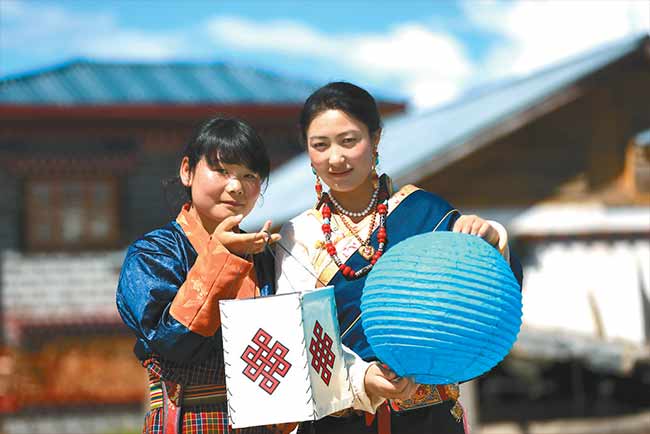 ཤེལ་དཀར་མོན་པ་གྲོང་ཚོའི་ལག་བཟོས་བོད་ཤོག་ཞིང་པའི་ཆེད་ལས་མཉམ་ལས་ཁང་།