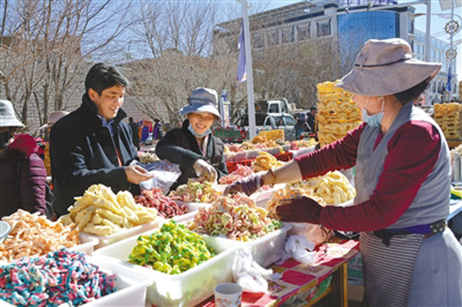 གཞིས་རྩེ་གྲོང་ཁྱེར་དུ་སོ་ནམ་ལོ་གསར་གྱི་མཁོ་ཆས་ཉོ་བའི་རྣམ་པ་འཁྲུག་པོ་མངོན་པ།