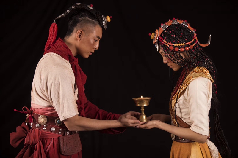 མི་རིགས་ཀྱི་ཟློས་གར་ཆེན་མོ་ཐང་ཀ་ཞེས་པ་པེ་ཅིན་ནས་འཁྲབ་སྟོན་བྱས།