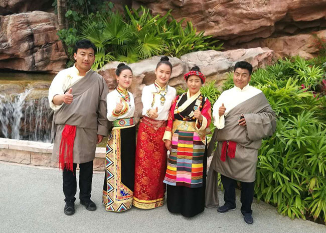 བོད་ལྗོངས་ཀྱི་བོད་རིགས་དགེ་རྒན་གསུམ་ལ་མཱ་ཡུན་གྲོང་གསེབ་དགེ་རྒན་གྱི་བྱ་དགའ་ཐོབ་པ།