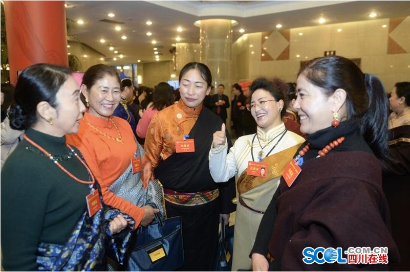 སྲིད་གྲོས་ཨུ་ཡོན་རྣམས་ཚོགས་རར་བསྐྱོད་བཞིན་པ། 