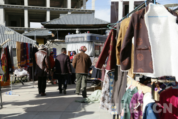བོད་ཁུལ་གྱི་མང་ཚོགས་ཀྱིས་ལོ་སར་མཁོ་ཆས་ཅི་ཞིག་ཉོས་ཡོད་དམ།