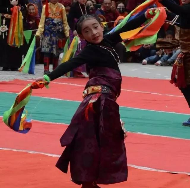 འཛམ་ཐང་རྐ་མདའ་ནས་ལོ་སར་གྱི་རིག་རྩལ་སྤྲོ་ཚོགས་སྤེལ་བ།