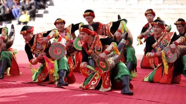 འབར་ཁམས་ས་ཁུལ་ནས་གླུ་དང་གར་གྱིས་བོད་ཀྱི་ལོ་སར་བསུས་པ།  