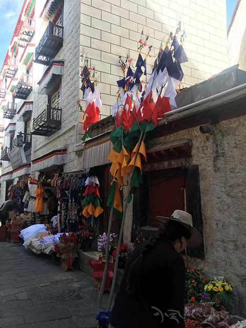 འཁྲུག་ཆ་དོད་པའི་ལོ་གསར་གྱི་ཁྲོམ་ར།
