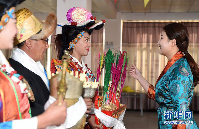 ལྷ་སའི་སྡེ་ཁུལ་དུ་མི་རིགས་ཁག་གི་མང་ཚོགས་ཀྱིས&quot;ལོ་སར་ཆུང་ངུར&quot;རོལ་བ།