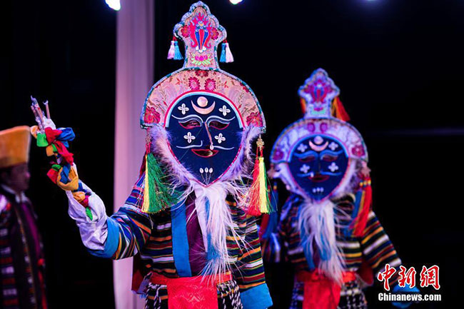 བོད་ལྗོངས་ཀྱི་སྲོལ་རྒྱུན་གླུ་གར་གྱིས་གནམ་ལོ་གསར་ཚེས་བསུ་བ།