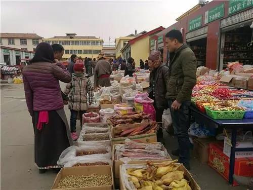 ལོ་སར་ཉེ་དུས་ཀྱི་ཧུང་ཡོན་རྫོང་གི་ཚོང་ཁྲོམ།