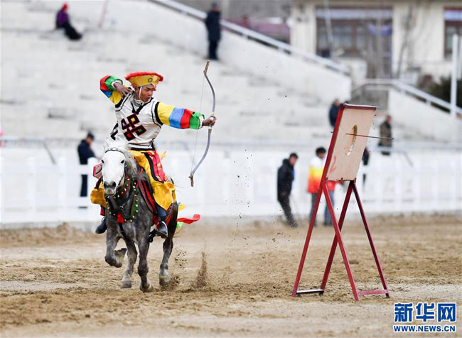 སྲོལ་རྒྱུན་རྟ་རྩལ་འཁྲབ་སྟོན་བྱས་ནས་བོད་ཀྱི་ལོ་གསར་ལ་རྟེན་འབྲེལ་ཞུ་བ།