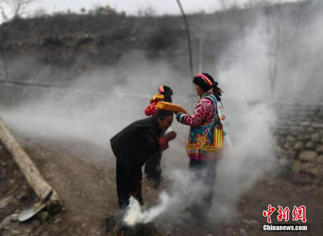 ཀན་སུའུ་ཞིང་ཆེན་ཀན་ལྷོ་བོད་ཁུལ་གྲོང་ཚོར་ཁ་བའི་ཁྲོད་ཆོས་སྐོར་བྱས་ཏེ་ལོ་གསར་པར་ལོ་ཆུ་ལམ་ལྷོང་ཡོང་བའི་གཡང་གསོལ་ཞུས་པ།