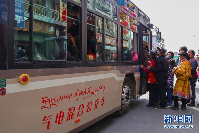 ལྷ་སར་སྤྱི་པའི་འགྲིམ་འགྲུལ་ཆུ་ཚད་མཐོ་རུ་བཏང་ནས་ལྗང་མདོག་ཐཱན་ཉུང་གིས་འགྲོ་སྐྱོད་དར་སྤེལ་བྱས་པ།