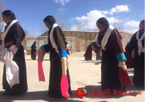 དཀར་མཛེས་སུ་ལས་རིགས་སོ་སོའི་མང་ཚོགས་ཀྱི་ལོ་གསར་རོལ་བ།