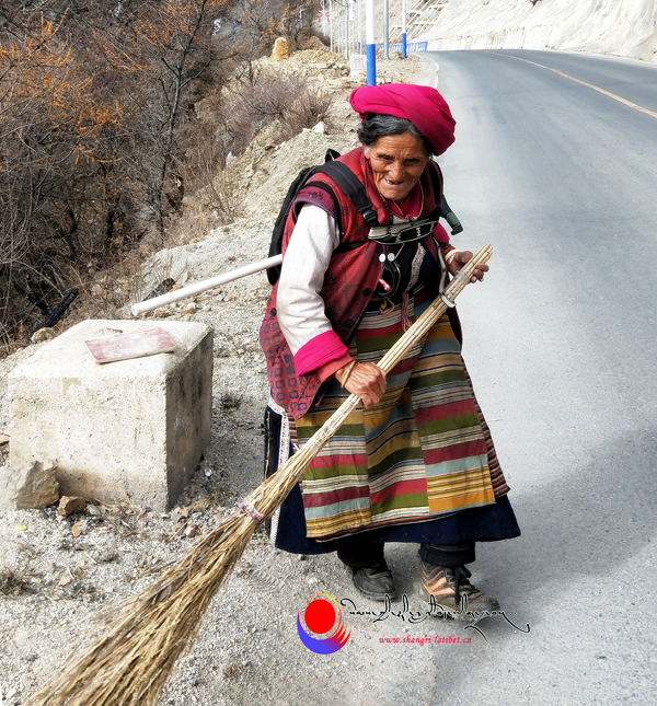 ལོ་ངོ་བཅུ་དགུའི་རིང་ལ་གཞུང་ལམ་ཕྱགས་པའི་ཨ་མ་རྒན་མོ་ཞིག