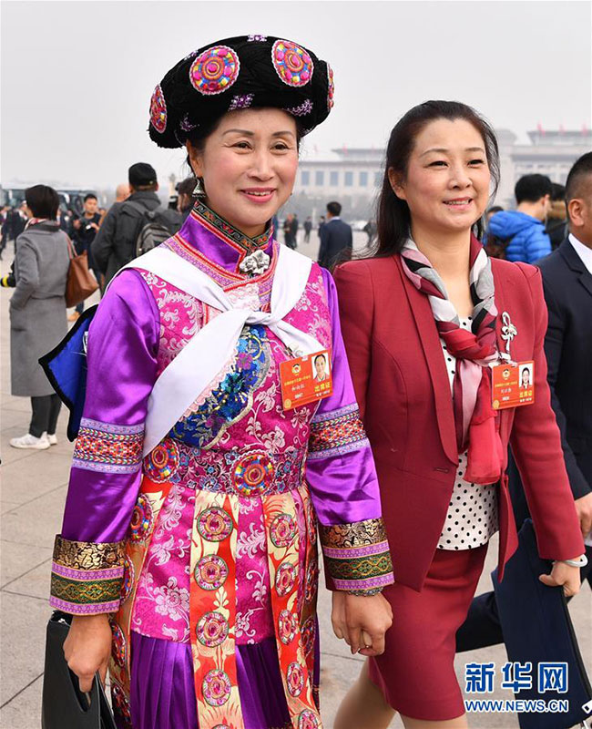 སྲིད་གྲོས་ཨུ་ཡོན་རྣམས་ཚོགས་རར་ཕེབས་བཞིན་པ། 