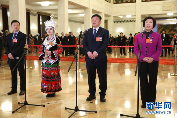 རྒྱལ་ཡོངས་མི་དམངས་འཐུས་ཚོགས་ཀྱི་འཐུས་མིས་བཅར་འདྲི་དང་ལེན་བྱས་པ།