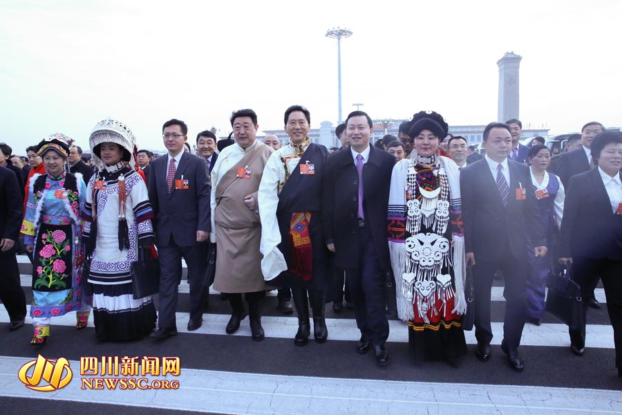 སི་ཁྲོན་གྱི་དམངས་ཆེན་འཐུས་མི་ཚོགས་རར་བསྐྱོད་བཞིན་པ། 