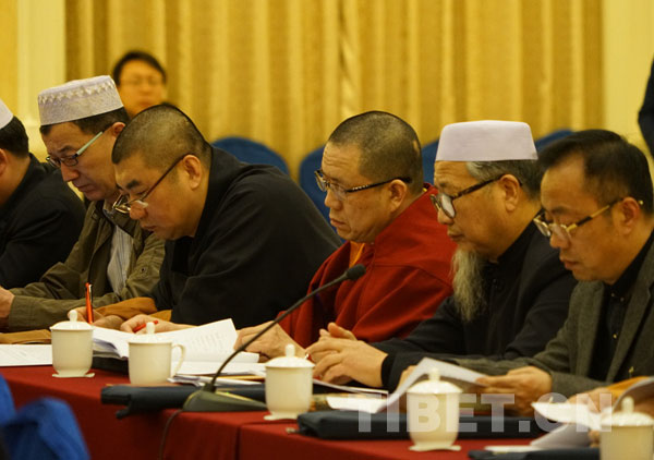 ཆོས་ལུགས་ལས་རིགས་ཀྱི་རྒྱལ་ཡོངས་སྲིད་གྲོས་ཀྱི་ཨུ་ཡོན་ཚོ་ཚོགས་ཆུང་གི་ཚོགས་འདུར་འཛོམས་ནས་རྒྱུན་ལས་ཨུ་ཡོན་ལྷན་ཁང་གི་སྙན་ཞུར་གྲོས་ཞིབ་བྱེད་པ། 