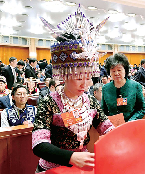 འཐུས་མི་དབྱང་ལན་དབྱིན་གྱིས་མི་སེར་གྱི་བདེ་ཐང་ཆེད་གཡས་གཞོགས་གཡོན་འདེགས་བྱེད་དགོས་ཞེས་བརྗོད་པ།