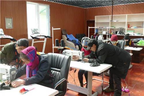 ཧུང་ཡོན་སྐྱ་རོང་ཡུལ་ཚོའི་འཚེམ་བཟོའི་གསོ་སྦྱོང་འཛིན་གྲྭ་བཙུགས་པ།