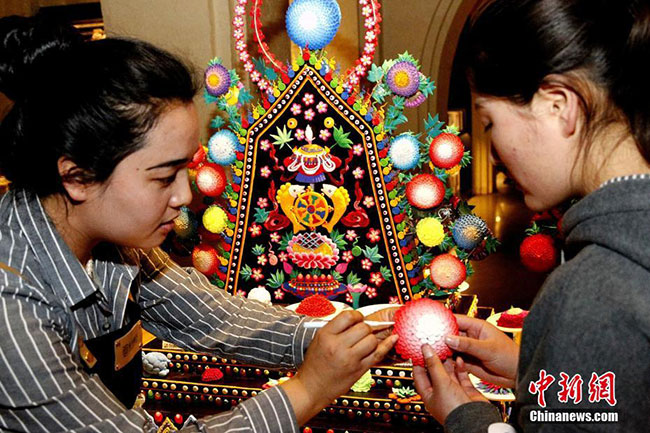 ཟི་ལིང་གྲོང་ཁྱེར་ནས་ཐང་ག་དང་མེ་ཏོག་མཆོད་པ་བཟོ་བའི་ལག་རྩལ་མྱོང་རོལ་བྱེད་པ།