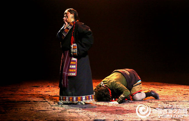 གཏམ་བརྗོད་ཟློས་གར་ཆེ་གྲས་《ཐུན་མོང་གི་ཁྱིམ་གཞིས་》ཞེས་པ་ལྷ་སར་འཁྲབ་སྟོན་བྱས་པ།