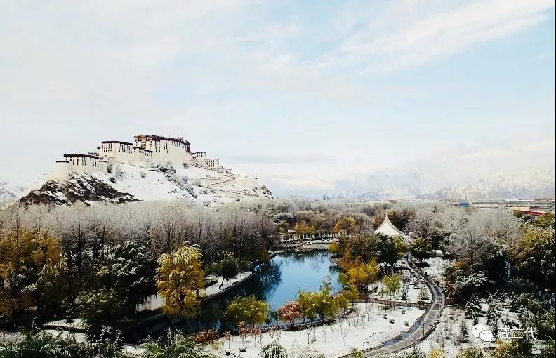 དེ་རིང་གི་ལྷ་ས་དཀར་པོའི་གོས་ཀྱིས་བཀླུབས།