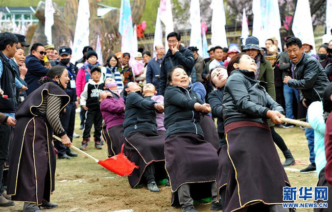 དམངས་ཡོངས་ལུས་ཁམས་བདེ་ཐང་ཡོང་བའི་སྦྱོང་བརྡར་ཏེ་ཁམ་བུའི་ལྡུམ་རའི་ནང་གི་ལུས་སྦྱོང་སྤྲོ་སྣང་།