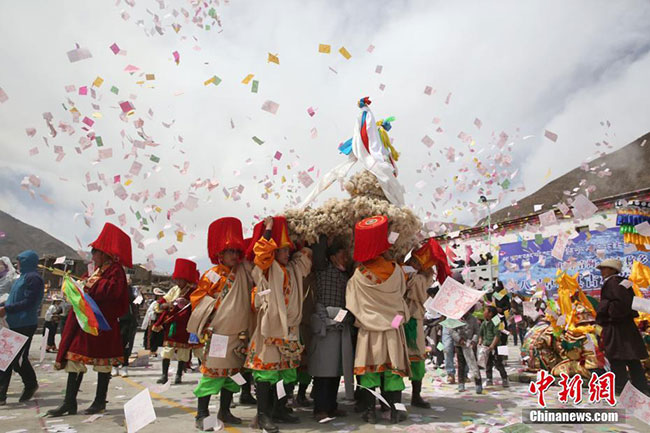 མཚོ་སྔོན་ཁྲི་འདུ་རྫོང་དུ་རྩམ་པས་རྒྱག་རེ་བྱས་ཏེ་དཔྱིད་རྨོད་བསུ་བ།