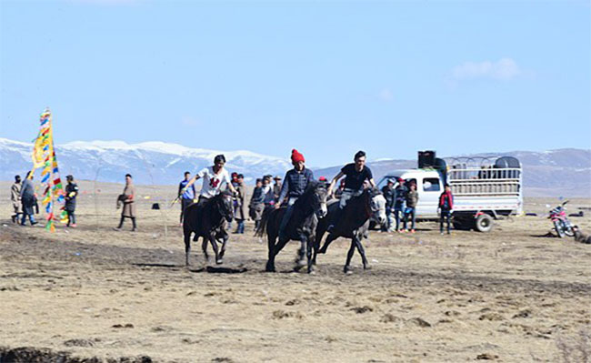 ཁྱུང་མཆུ་རྫོང་གསེར་རྡེའུ་གྲོང་རྡལ་གྱིས་རྟ་རྒྱུག་དང་རྒྱང་མཆོང་སོགས་ལུས་རྩལ་བྱེད་སྒོ་སྣ་ཚོགས་སྤེལ་བ།