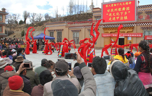 ལི་ཐང་རྫོང་དུ་རིག་རྩལ་འཁྲབ་སྟོན་བྱེད་པ།
