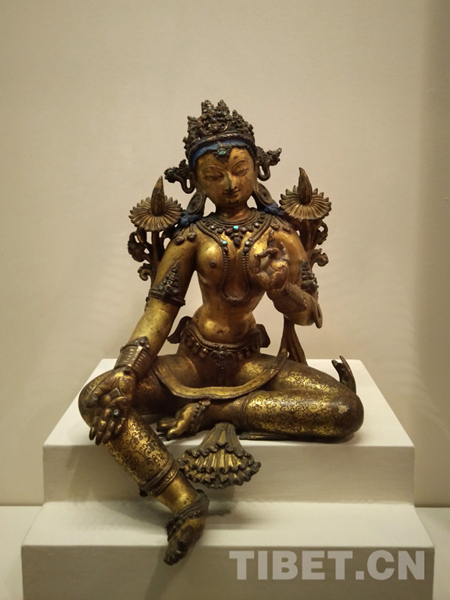 རྒྱལ་ཁབ་རྟེན་རྫས་བཤམས་མཛོད་ཁང་དུ་ཡིད་དབང་འཕྲོག་པའི་གནའ་རབས་ནང་བསྟན་གྱི་སྐུ་བརྙན་སྒྱུ་རྩལ་ལ་མྱོང་རོལ་བྱེད།